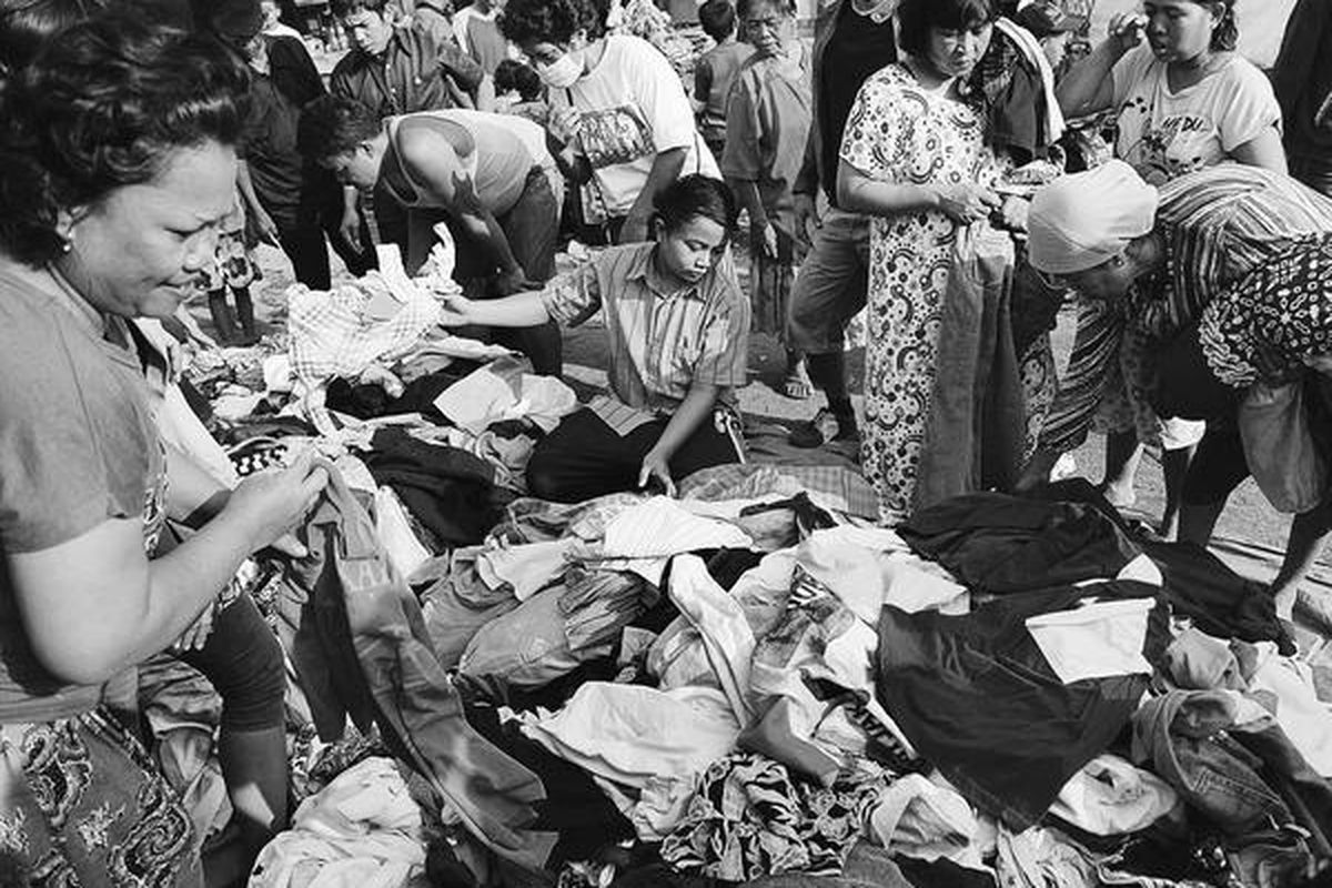 Warga korban kebakaran di RW 07 Kelurahan Karet Tengsin, Jakarta Pusat, memilih pakaian bekas di salah satu posko bantuan, Rabu (8/8). Aneka macam bantuan mulai berdatangan untuk meringankan penderitaan korban kebakaran yang tinggal di pengungsian.
