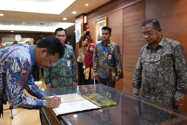Menteri Koordinator Perekonomian Darmin Nasution melantik Walikota Batam sebagai Kepala BP Batam, Jakarta, Jumat (27/9/2019)