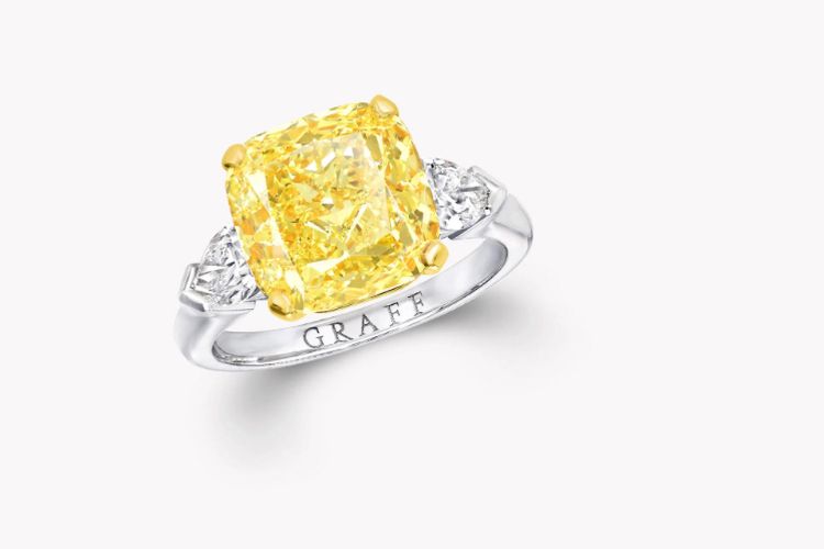 Syahrini tampil glamor di ulang tahunnya ke-45 dengan cincin berlian kuning Graff seharga Rp 18 M. Kilau fancy vivid yellow-nya curi perhatian.