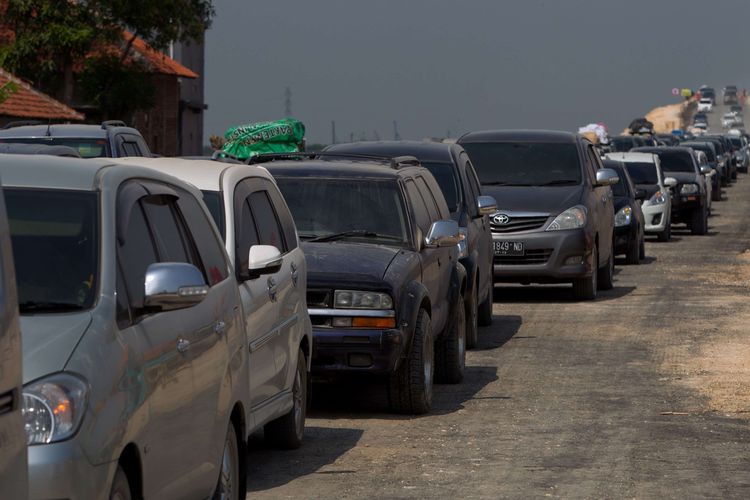 Ilustrasi kendaraan melintasi Tol Pejagan - Brebes, Jawa Tengah, saat arus mudik lebaran. Simak perbandingan perkiraan biaya mudik dari Jakarta ke Semarang melalui jalur darat dengan berbagai moda transportasi.