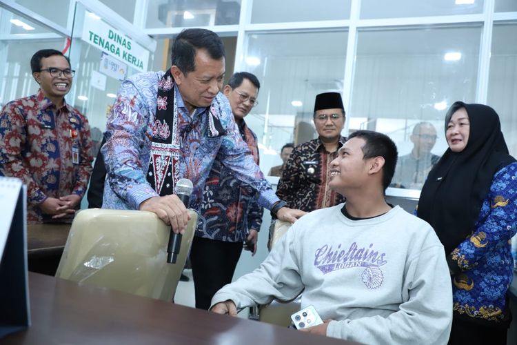 Wakil Menteri Pendayagunaan Aparatur Negara dan Reformasi Birokrasi (PANRB) Purwadi Arianto dalam kegiatan peninjauan MPP Kota Jambi, Rabu (17/9/2025).