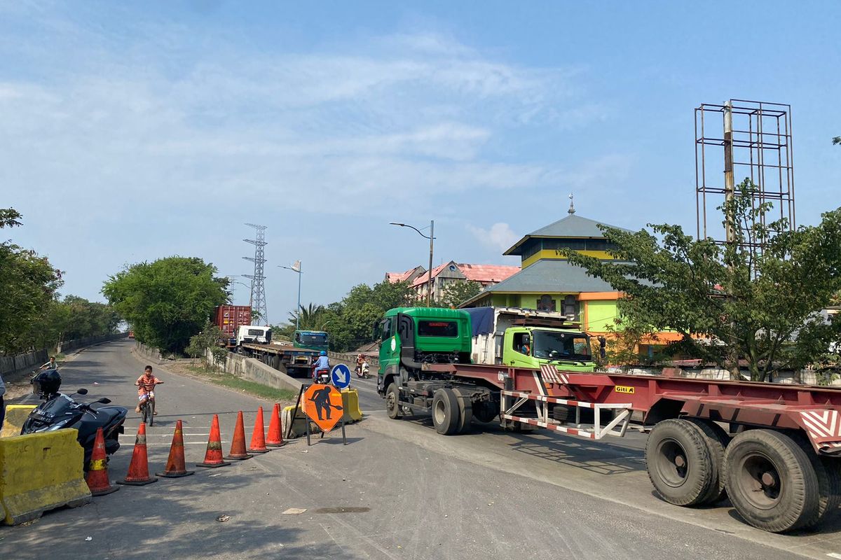 Dinas Perhubungan DKI Jakarta menerapkan rekayasa lalu lintas karena jembatan di Jalan Akses Marunda, Cilincing, Jakarta Utara tengah dalam proses perbaikan. 