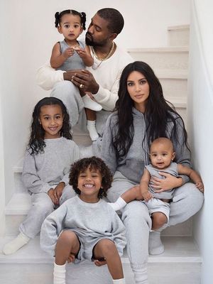 Pasangan Kanye West dan Kim Kardashian bersama keempat anaknya.