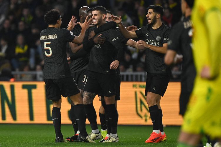 Bek Paris Saint-Germain (PSG) Lucas Hernandez (tengah) merayakan gol bersama rekan satu timnya pada pertandingan Ligue 1 antara FC Nantes vs PSG di Stadion La Beaujoire di Nantes, Perancis barat , pada 17 Februari 2024. (Foto oleh Sebastien SALOM-GOMIS/AFP)