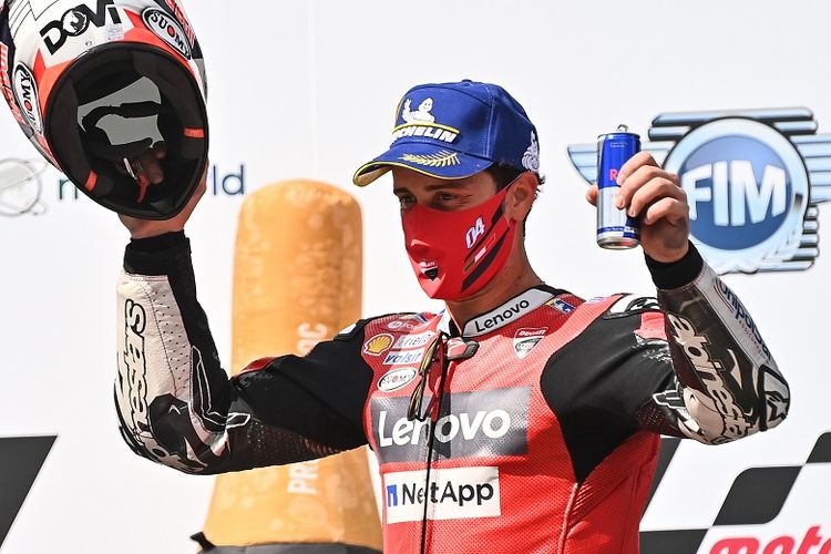Pebalap Ducati Andrea Dovizioso merayakan kemenangan MotoGP Austria di Sirkuit Red Bull Ring di Spielberg, Austria, pada 16 Agustus 2020.