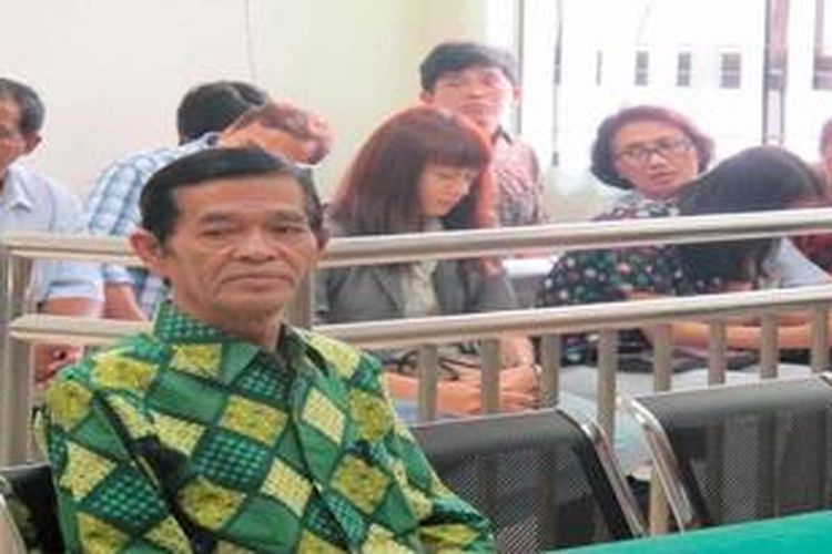 Mantan Wali Kota Salatiga periode 2007-2011 John Manuel Manoppo, Selasa (23/4/2013) mendengarkan putusan yang dibacakan Majelis Hakim Pengadilan Tindak Pidana Korupsi Semarang, Jawa Tengah. Majelis hakim menjatuhkan hukuman selama 3,5 tahun penjara dan denda Rp 100 juta, atas keterlibatan Manoppo dalam kasus korupsi proyek pembangunan jalan lingkar Salatiga.

