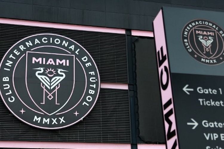 Logo klub Club Internacional de Futbol Miami atau Inter Miami terpajang di bagian luar Stadion DRV PNK di Fort Lauderdale, Florida, Amerika Serikat. Pada Rabu (7/6/2023), Lionel Messi mengumumkan bahwa ia akan bergabung dengan klub peserta Major League Soccer (MLS) tersebut. (Foto oleh JOE RAEDLE/AFP)