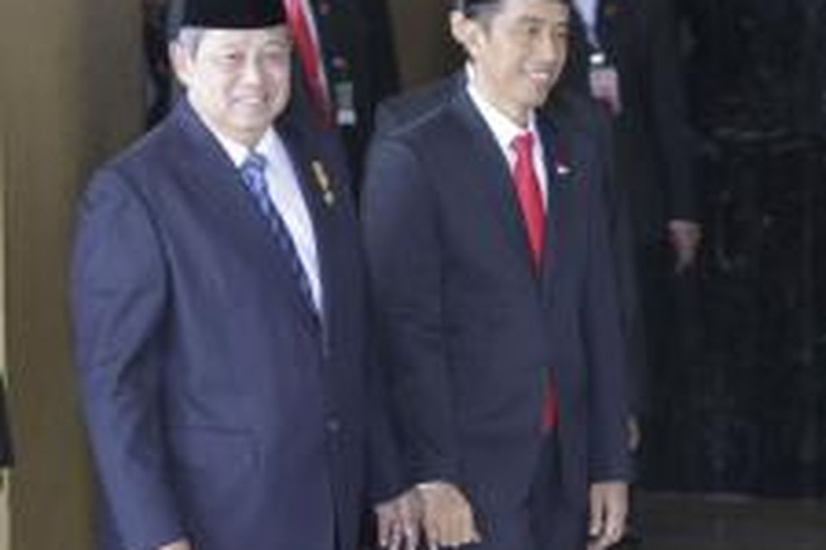 Presiden Susilo Bambang Yudhoyono dan Presiden terpilih Joko Widodo (kiri ke kanan) berfoto bersama sebelum memasuki  Ruang Rapat Paripurna I, Gedung Nusantara, Senayan, Jakarta, Senin (20/10/2014). Hari ini Presiden dan Wakil Presiden terpilih, Joko Widodo-Jusuf Kalla, dilantik menjadi Presiden dan Wakil Presiden untuk periode 2014-2019.