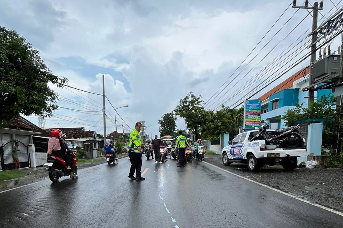 Aparat kepolisian menunjukkan lokasi kecelakaan lalu lintas yang terjadi di Jalan Raya Cerme lor, Kecamatan Cerme, Gresik, Jawa Timur, Jumat (26/1/2024).