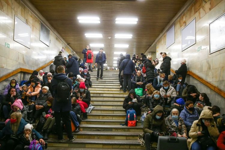 Warga Ukraina berlindung di sebuah stasiun kereta bawah tanah di ibu kota Kyiv, setelah Presiden Rusia Vladimir Putin mengotorisasi operasi militer Rusia terhadap Ukraina timur, Kamis (24/2/2022).