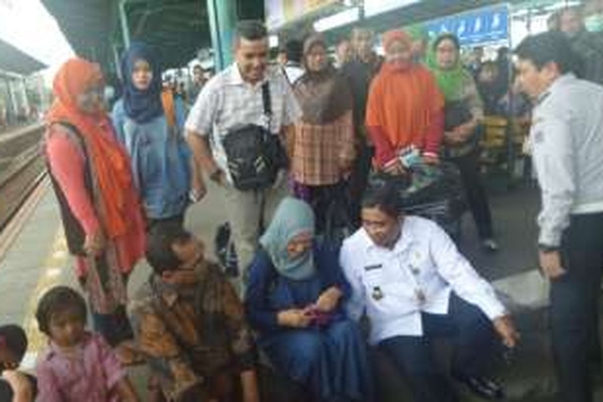 Menteri Perhubungan Budi Karya dan Plt Gubernur DKI Sumarsono berbincang dengan penumpang KRL di Stasiun Manggarai, Jumat (25/11/2016). 