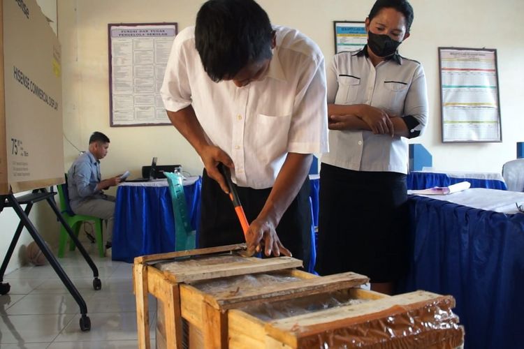 Kepsek SD Naskat dibantu rekan guru membongkar paket buku donasi dari tim Kata Ke Nyata, Jagat Literasi Kompas.com pada Rabu (29/10/2025)