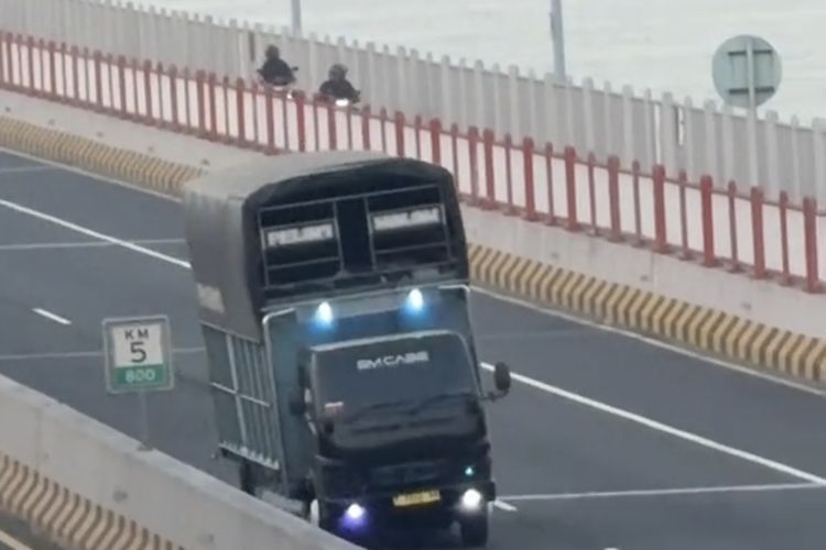 Ugal-ugalan di Jembatan Suramadu demi Konten TikTok, Polisi Buru Sopir Truk