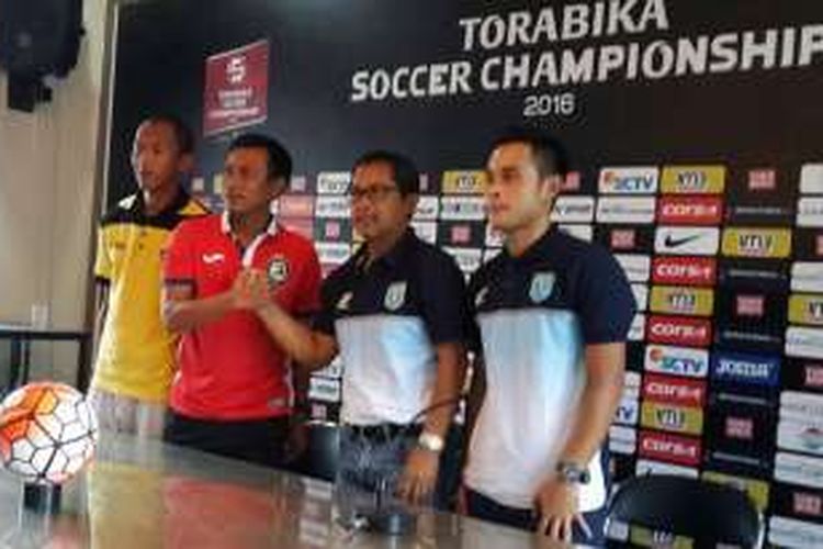 Pelatih Persela Aji Santoso (dua dari kanan), saat sesi foto bersama usai jumpa pers, Kamis (10/11/2016).
