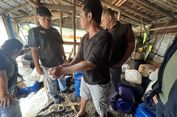 Polisi Periksa Pengepul Limbah Plastik yang Diduga Membuat Sungai Ciliwung Berbusa