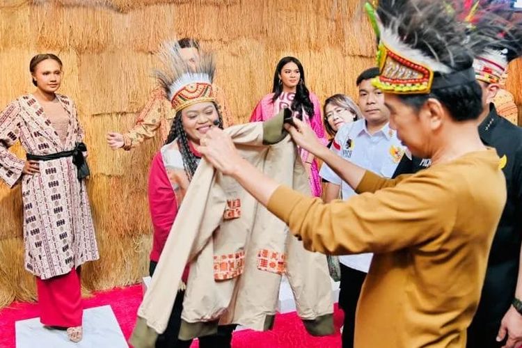 Presiden Joko Widodo (Jokowi) mendapat hadiah jaket dari seorang perancang busana asli Papua, Eunike Yunita, saat meninjau Papua di Papua Youth Creative Hub (PYCH), Jayapura, Papua, pada Selasa (21/3/2023). ANTARA/HO-Biro Pers Sekretariat Presiden/Laily Rachev.