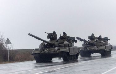 Tank Ukraina berjalan menuju kota, setelah Presiden Rusia Vladimir Putin mengesahkan operasi militer di bagian timur Ukraina, di Mariupol, Ukraina, Kamis (24/2/2022). ANTARA FOTO/REUTERS/Carlos Barria/FOC/djo