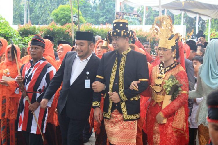 Muhammad Bobby Afif Nasution dengan Kahiyang Ayu Siregar saat menjalani prosesi adat Tapian Raya Na Martua, Sabtu (25/11/2017)