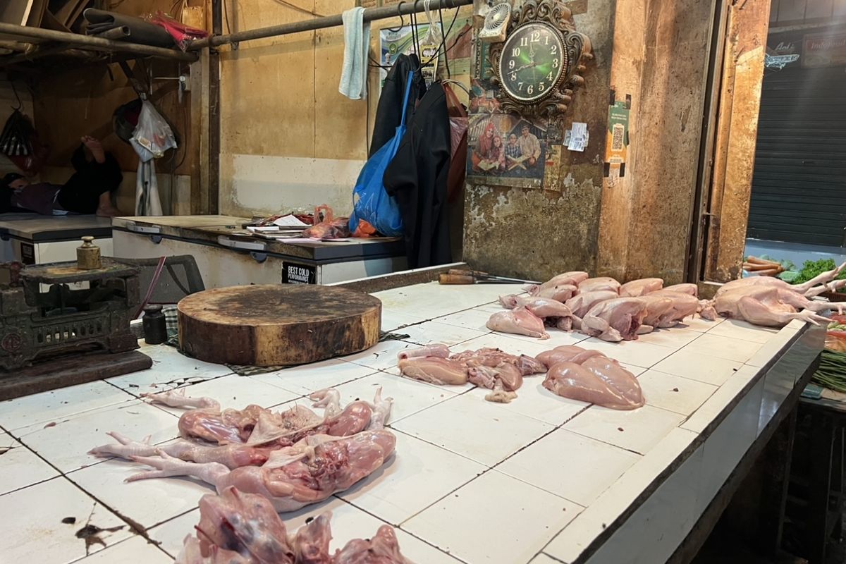 Penjual daging ayam di Pasar Bogor, Kota Bogor, Kamis (4/4/2024).