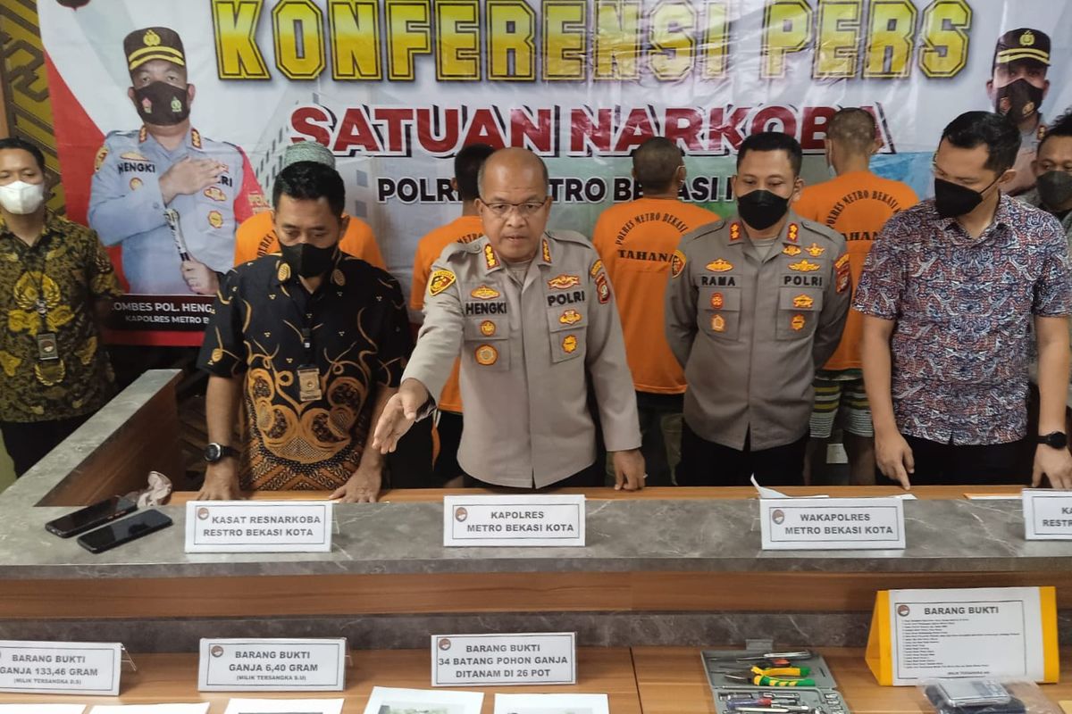 Kapolres Metro Bekasi Kota Kombes Hengki (tengah) saat konferensi pers kasus pengedaran ganja di Mapolres Bekasi Kota, Jumat (15/7/2022). Dalam pengungkapan tersebut, sebanyak 34 batang pohon ganja yang ditanam di 26 pot berukuran kecil turut diamankan oleh polisi.