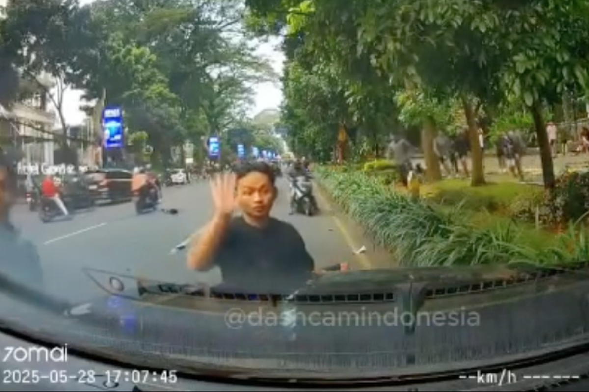 pengendara motor lawan arus di bogor tabrak fortuner