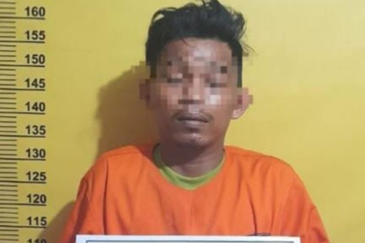 RO alias Ryan (28), pelaku penikam PSK di bawah umur di kamar hotel di Kota Pekanbaru, Riau, saat ditahan di kantor polisi, Selasa (18/4/2023).