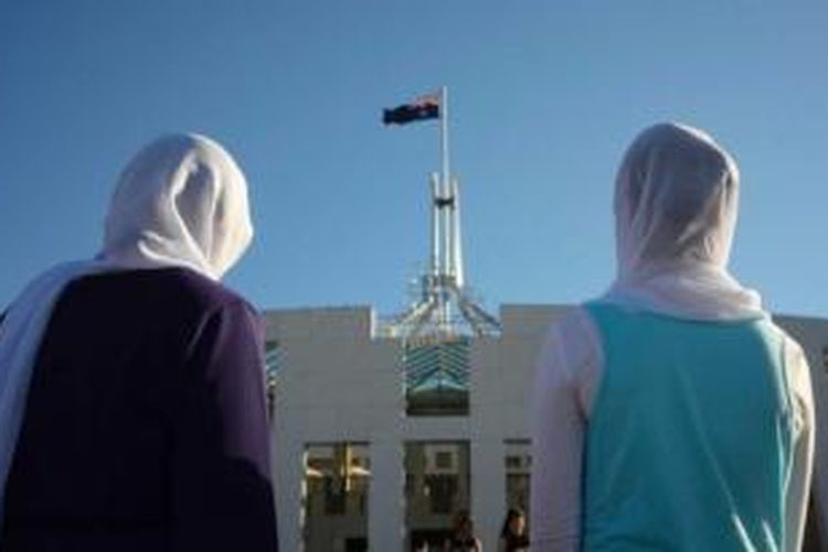 Perempuan Muslim harus melepaskan hijab dan burka untuk sementara ketika akan memasuki gedung parlemen Australia di Canberra.