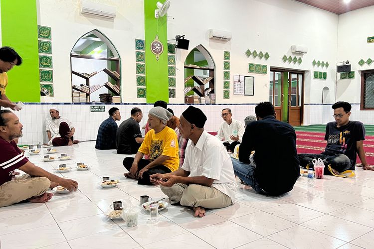 The Darussalam Mosque congregation in Solo is waiting for breaking the fast.