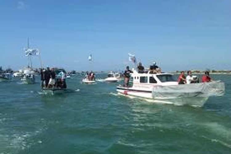 Warga Tanjung Benoa Bali melakukan konvoi di tengah laut berunjuk rasa menolak reklamasi Teluk Benoa, Jum'at (2/8/2013).