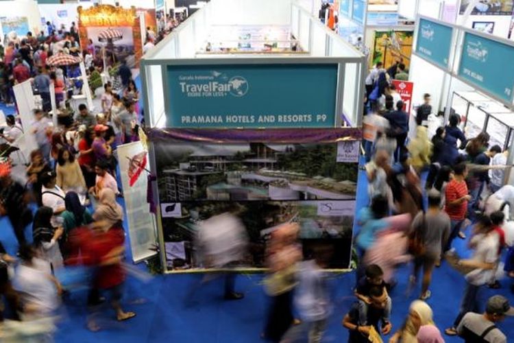 Pengunjung memadati pameran wisata bertajuk Garuda Indonesia Travel Fair (GATF) di JCC Senayan, Jakarta, Sabtu (11/3/2017). Pameran wisata ini diadakan pada tanggal 10-12 Maret 2017 secara serentak di 23 kota di Indonesia.