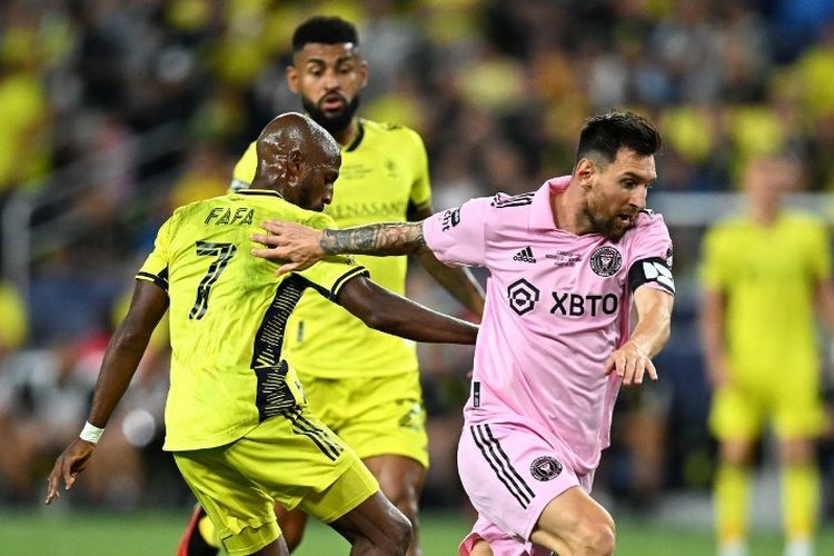 Lionel Messi dibayangi Fafa Picault dalam laga final Leagues Cup 2023 antara Nashvile vs Inter Miami di Geodis Park, Tennessee, 19 Agutus 2023. (Photo by CHANDAN KHANNA / AFP)