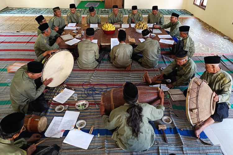 Kesenian gembrungan di Desa Sambirobyong Kabupaten Magetan dalam peringatan Maulid Nabi. Kesenian yang membacakan kitab barzanji dalam kesenian gembrungan di Desa sambirobyong terancam punah karena minimnya minat generasi muda mempelajari kesenian tersebut dan mayoritas pemain gembrungan saat ini rata rata telah berusia 70 tahun.