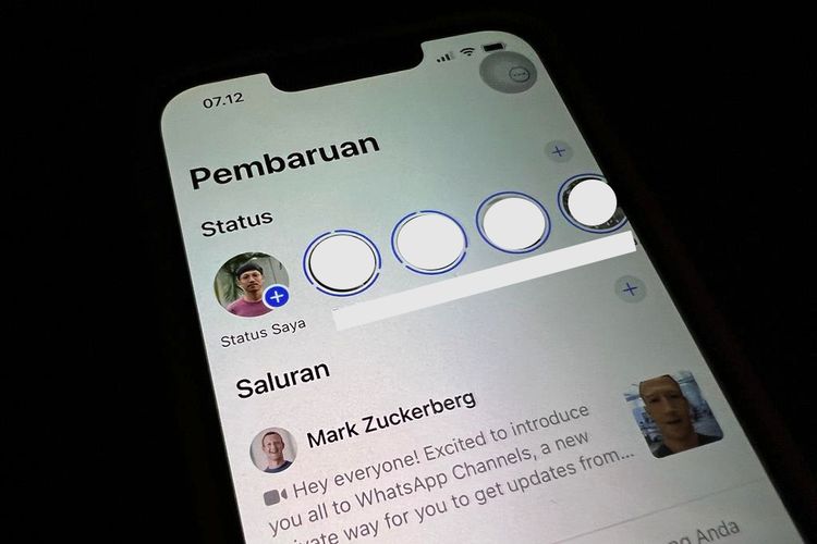 Cara mengembalikan tampilan status WA ke bawah seperti semula. 