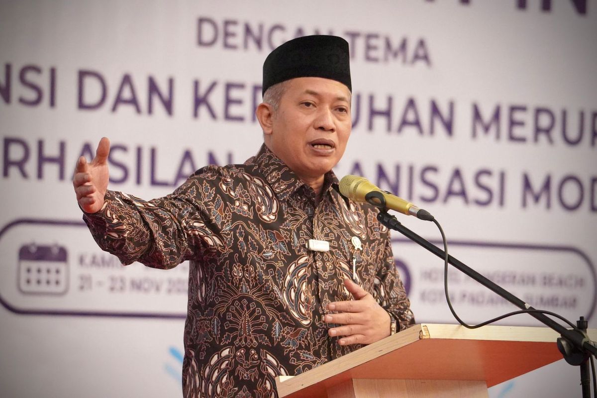 Wakil Menteri Koperasi (Wamenkop) Ferry Juliantono, saat membuka Rapat Kerja Nasional (Rakernas) dan Musyawarah Nasional Luar Biasa (Munaslub) Perhimpunan BMT Indonesia di Padang, Sumatera Barat, pada Kamis (21/11/2024).