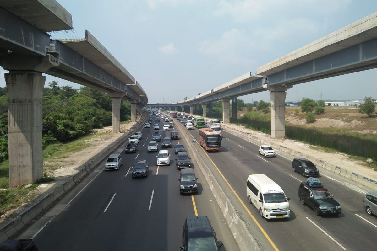 Kondisi lalu lintas di kilometer 47 Tol Jakarta-Cikampek saat arus mudik Lebaran, Selasa (4/6/2019).