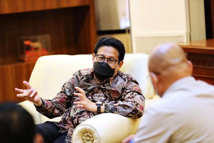 Menteri Desa, Pembangunan Daerah Tertinggal dan Transmigrasi (Menteri Desa PDTT) Abdul Halim Iskandar minta Kepala Desa (Kades) dan Relawan Desa Lawan Covid-19 aktifkan kembali pos gerbang desa dan ruang isolasi desa.