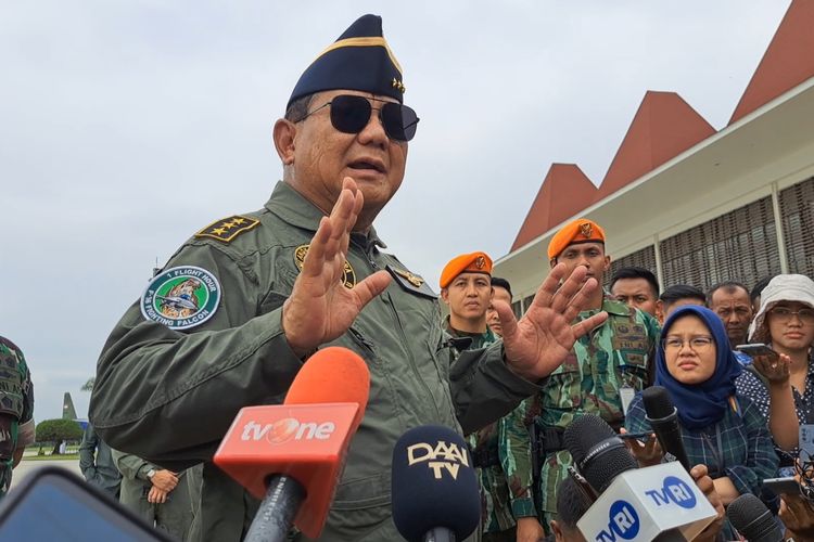 Menteri Pertahanan Prabowo Subianto memberikan keterangan pers setelah mendapatkan brevet wing penerbang kehormatan kelas I dari TNI Angkatan Udara di Lanud Halim Perdanakusuma, Jakarta, Rabu (8/3/2023).