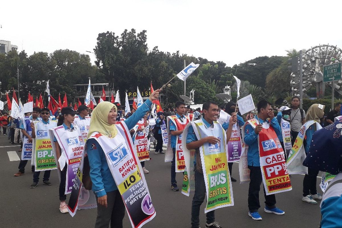 Massa peserta aksi Hari Buruh Internasional sudah berkumpul di area Patung Kuda dekat Monumen Nasional, Rabu (1/5/2019).