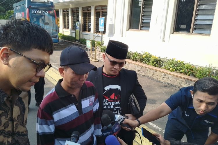 Rudi Irawan (tengah) ayah dari tersangka Pegi Setiawan saat datang ke Pengadilan Negeri Bandung turut menyaksikan sidang praperadilan yang dilayangkan anaknya, Senin (1/7/2024)