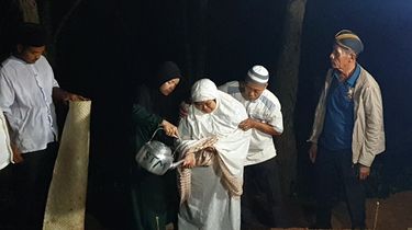 Dimakamkan Malam Hari, Jenazah Siswa Latsarmil Kopdes Merah Putih Novia Diantar dengan Lampu Seadanya