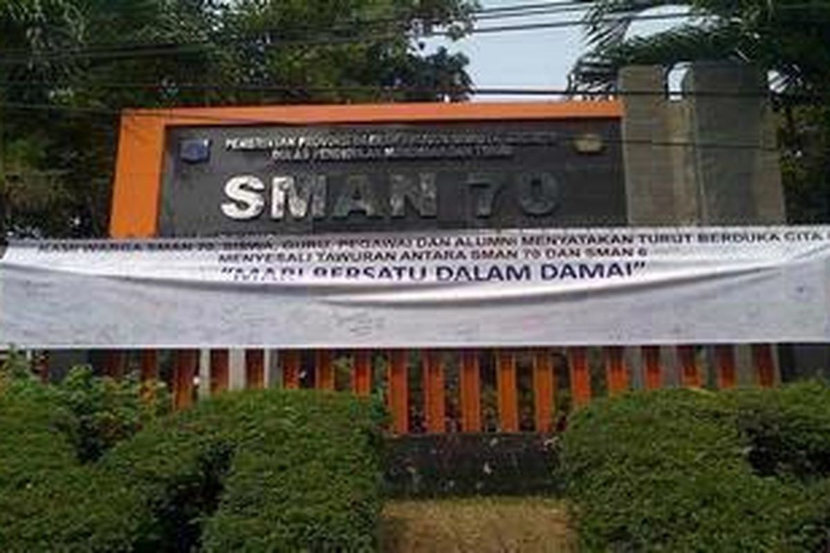 Spanduk yang memuat komitmen guru dan siswa SMA Negeri 70 dalam bentuk pernyataan dan tanda tangan dipasang di depan sekolah di kawasan Bulungan, Jakarta Selatan tersebut.