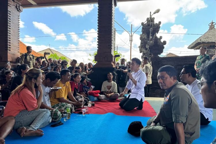 Kepala BNPB Suharyanto (kanan) bersama Wakil Presiden Gibran Rakabuming saat berdialog dengan pengungsi banjir di Banjar Tohpati, Kota Denpasar, Bali, Jumat (12/9/2025).