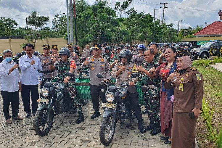 Kapolda DIY Irjen Pol Suwondo Nainggolan, dan Danrem 072/Pamungkas, Brigjen TNI Puji Cahyono melepas bantuan makanan untuk penanganan stunting di TBG Gunungkidul Rabu (1/2/2023)