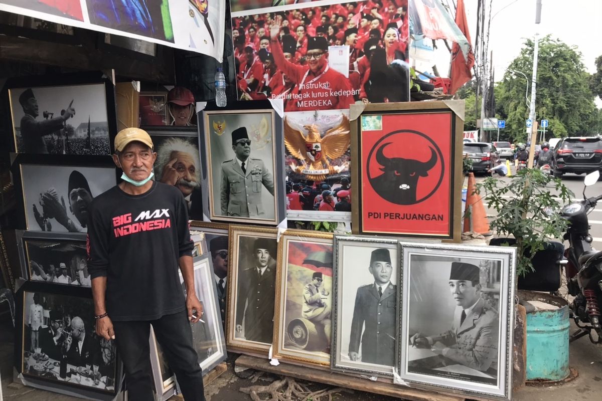 Doni BK (59), pemilik toko poster Bung Karno di Jalan Minangkabau, Pasar Minggu, Setiabudi, Jakarta Selatan pada Kamis (7/1/2021) siang. Doni disebut sebagai gelandangan yang ditemui Risma beberapa waktu lalu di Jalan Jenderal Sudirman.