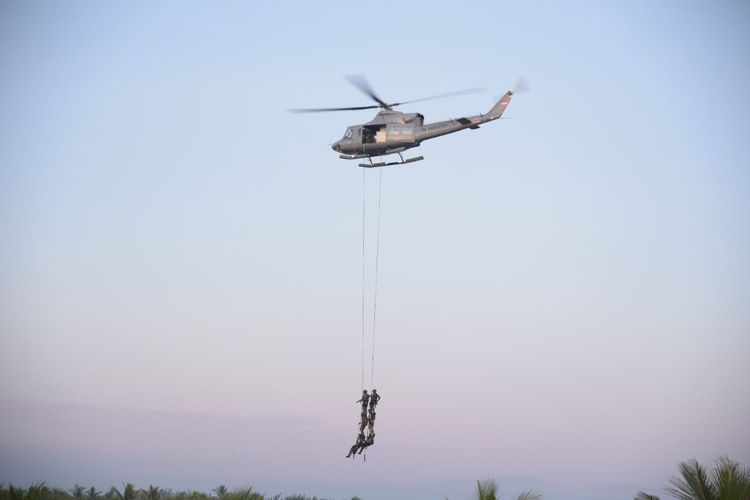 Sejumlah prajurit tengah menjalani Latihan Operasi Dukungan Pasukan Khusus Gabungan (Latopsdukpassusgab) 2021 di daerah latihan pertempuran Marinir Banongan, Situbondo, Jawa Timur, Minggu (22/08/2021).