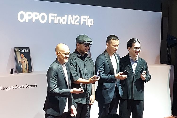 potret Nicholas Saputra (ketiga dari kiri) jelang acara peluncuran Oppo Find N2 Flip di Plaza Indonesia, Jakarta Pusat, Rabu (10/5/2023)