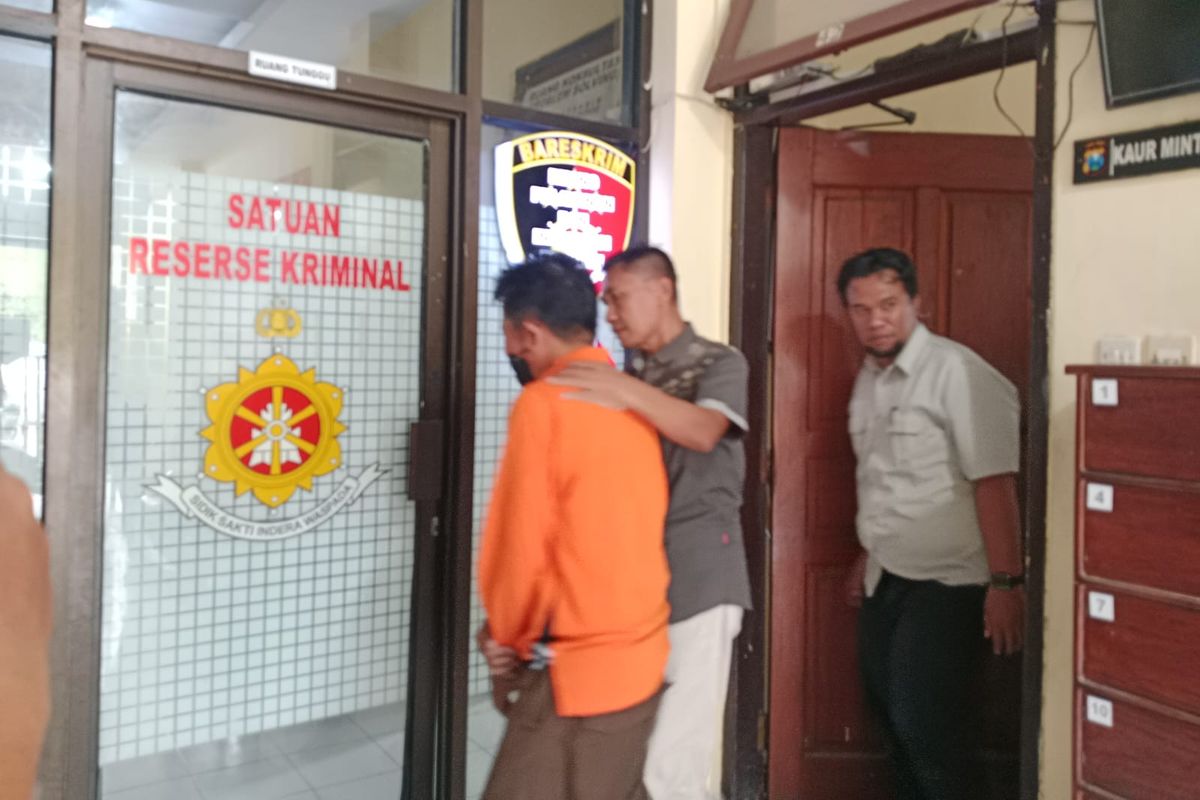 Suriwan berbaju oranye ketika diringkus di Mapolres Sirubondo setelah terbukti korupsi dana desa pada Jumat (3/11/2023).