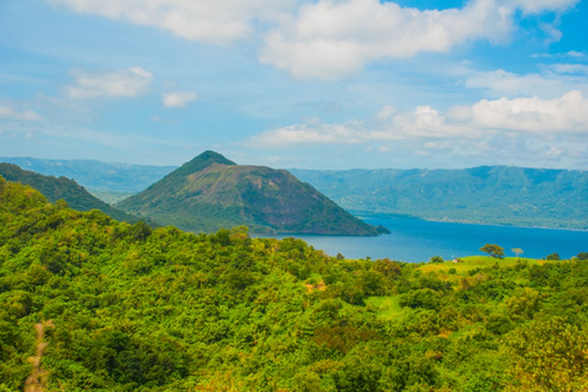 Landskap pemandangan Gunung Taal di tengah danau di Pulau Luzon, Filipina