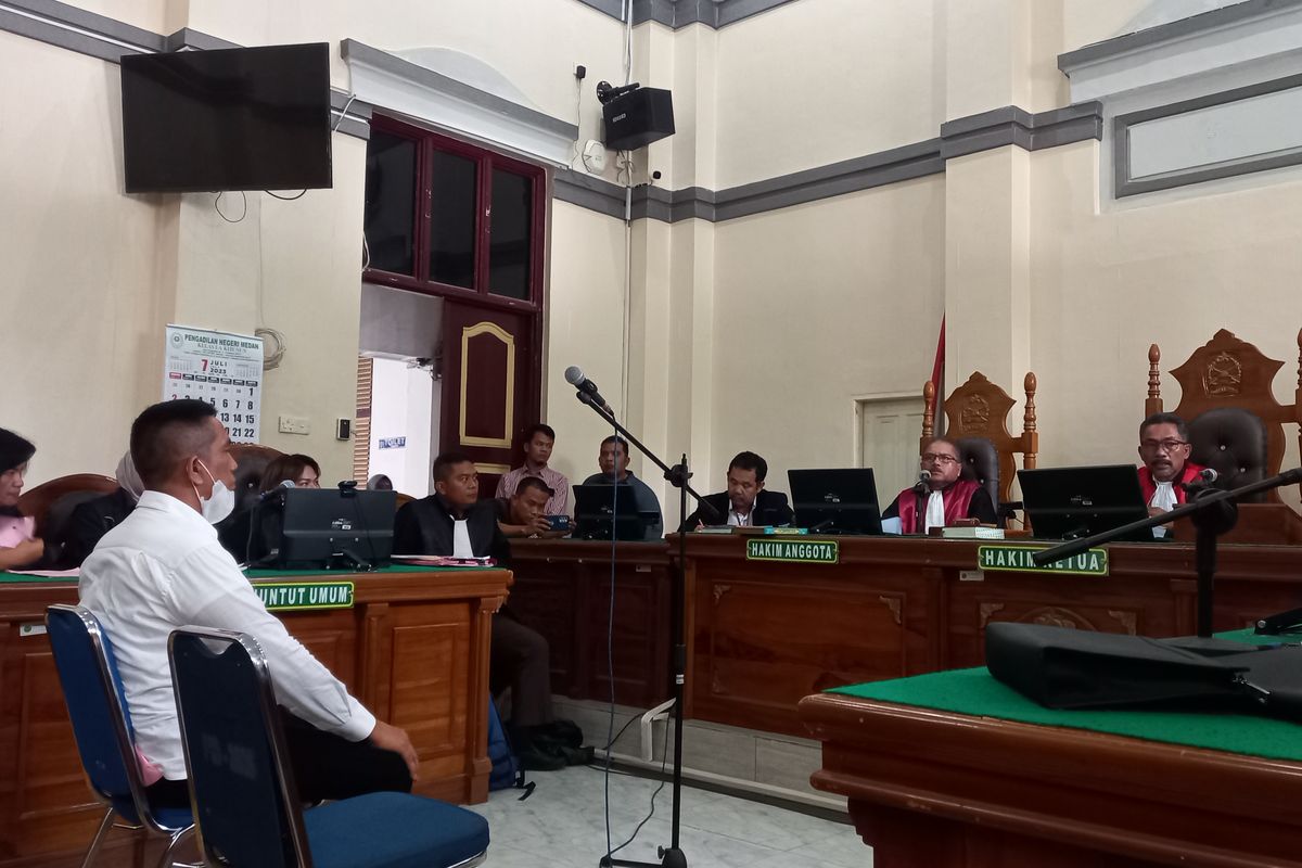 Terdakwa kasus penganiayaan Achiruddin saat sidang di Pengadilan Negeri Medan, Sumut, Senin (17/7/2023)