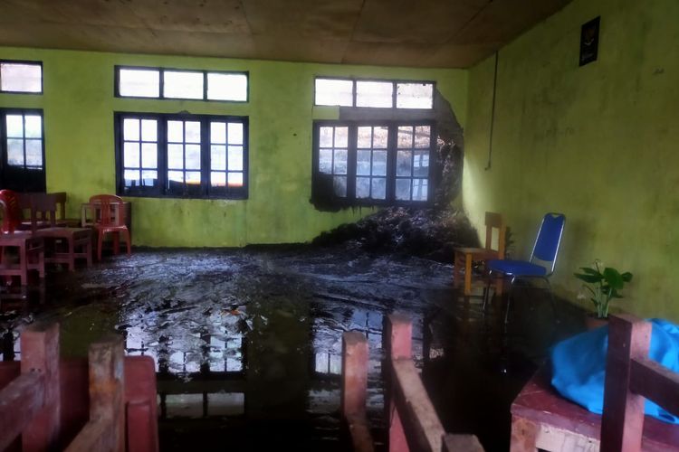 Foto : Hujan lebat mengguyur sejumlah wilayah di Kabupaten Ende, NTT, mengakibatkan,  menyebabkan tiga unit ruangan gedung Sekolah Menengah Kejuruan Negeri (SMKN) 7 Ende ambruk diterjang material longsor, Selasa (2/8/2021).